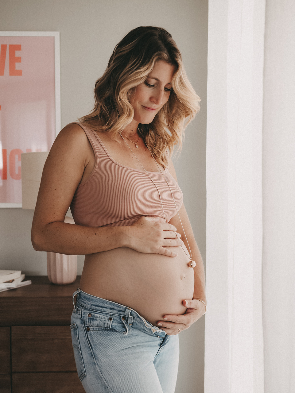 Photo de grossesse, maternité, femme enceinte qui regarde son ventre.