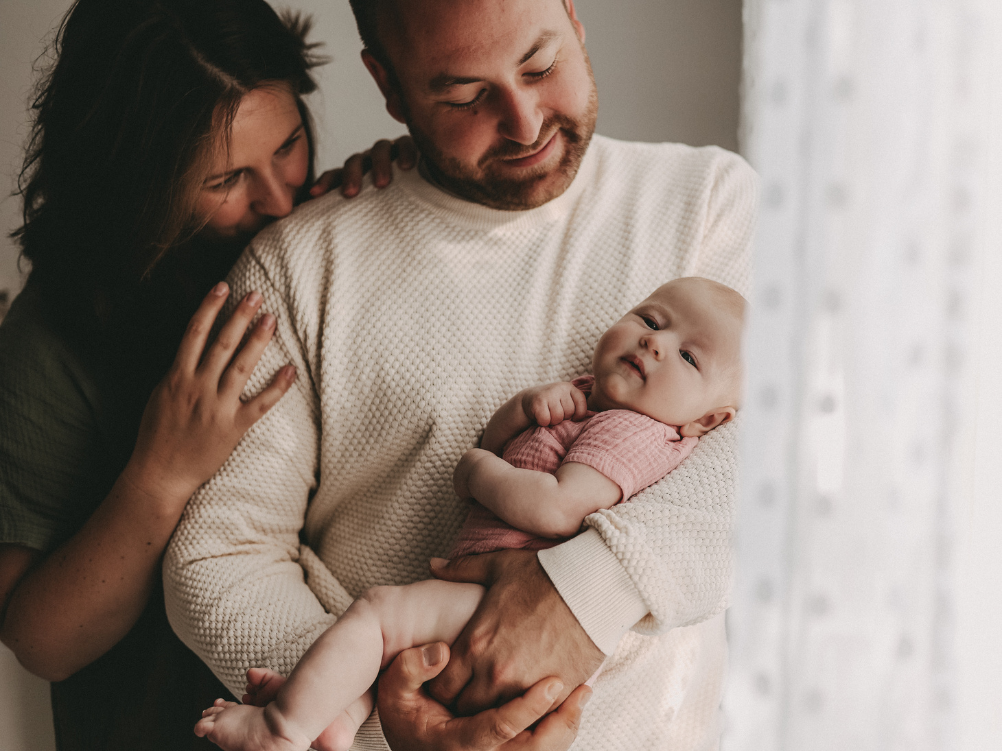 Photo famille avec bébé dans les bras.
