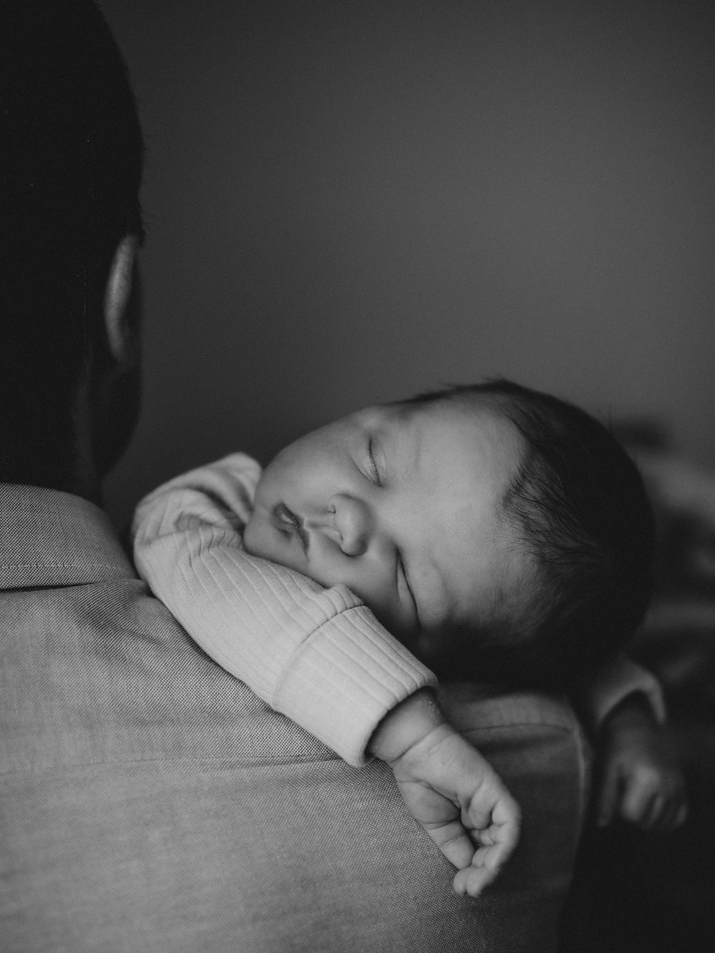 Marlène, photographe à Paris et proche banlieue. Photo avec nouveau-né dans les bras de son papa.