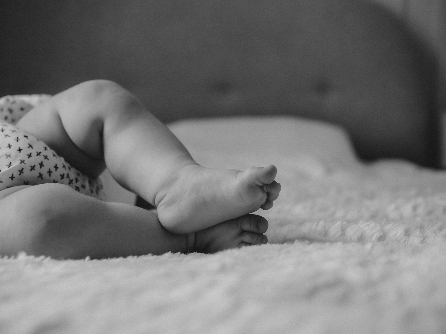 Photo de jambes et pieds potelés de bébé.